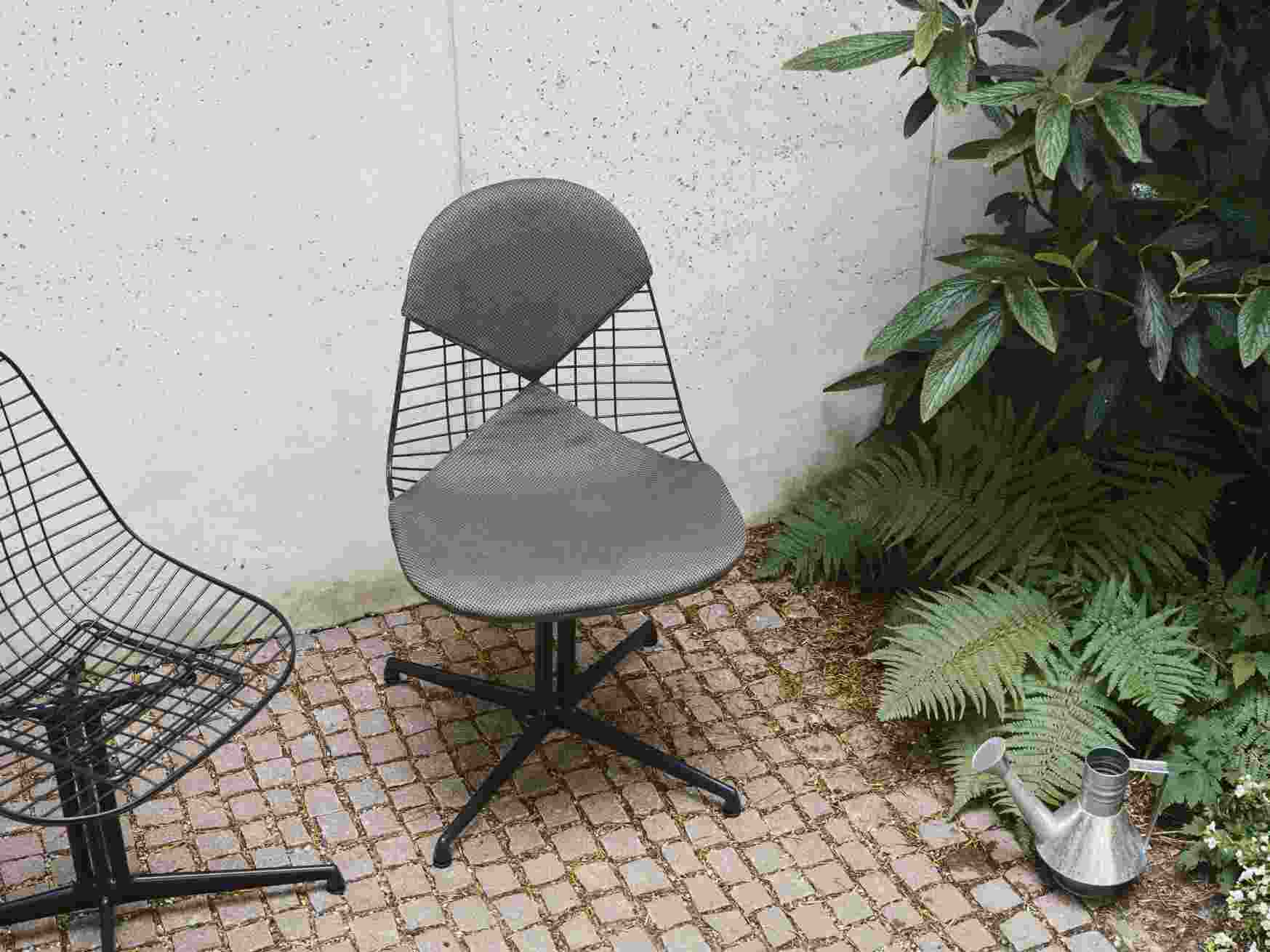 Vitra Wire Chair Bikini Outdoor, grauer Design Stuhl mit Drahtgestell und Sitzkissen für Garten.