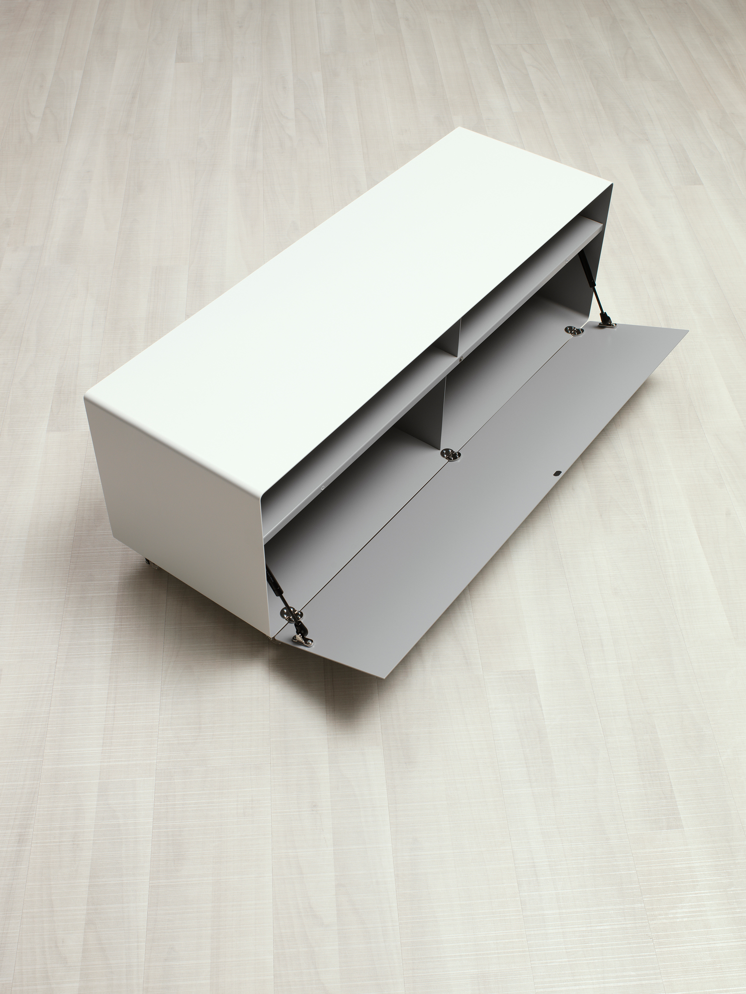 Weißes R109N Sideboard von Müller Möbelfabrikation mit Transparentrollen und geöffneter Klappe, Innenraum mit Fächern.