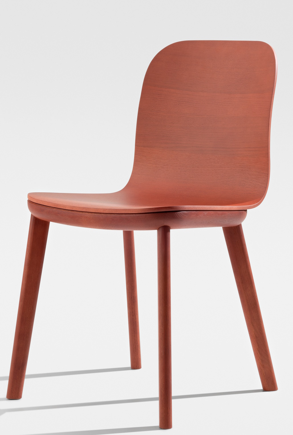 Aeon Chair Stuhl von Zeitraum aus Holz in Rotbraun, minimalistisches Design für Esszimmer und Wohnbereich.