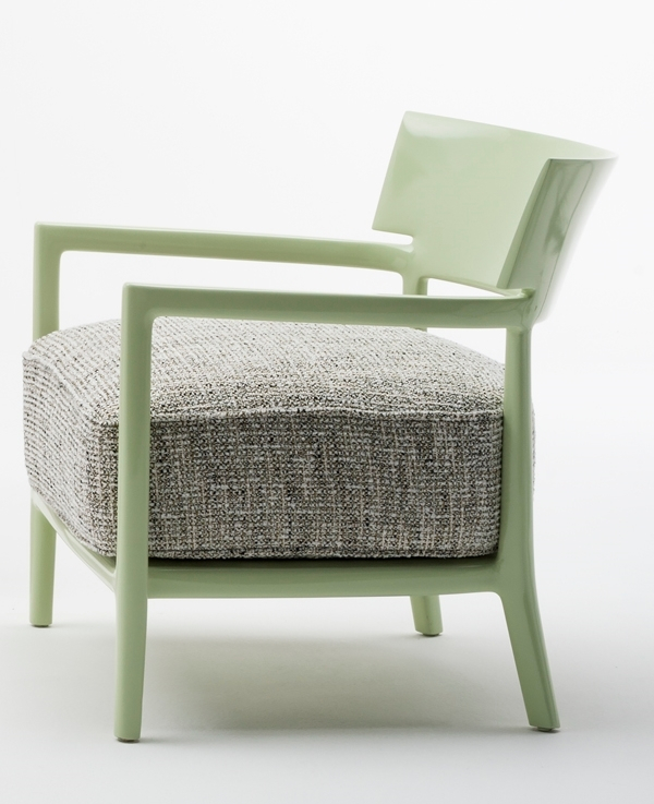 Blassgrüner Cara Sessel von Kartell mit grau meliertem Sitzkissen, seitliche Ansicht. Design Sessel für Wohnzimmer.