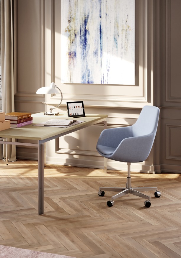 PK51 Esstisch von Fritz Hansen mit blauem Bürostuhl, Lampe und Kunstwerk in einem stilvollen Arbeitszimmer.