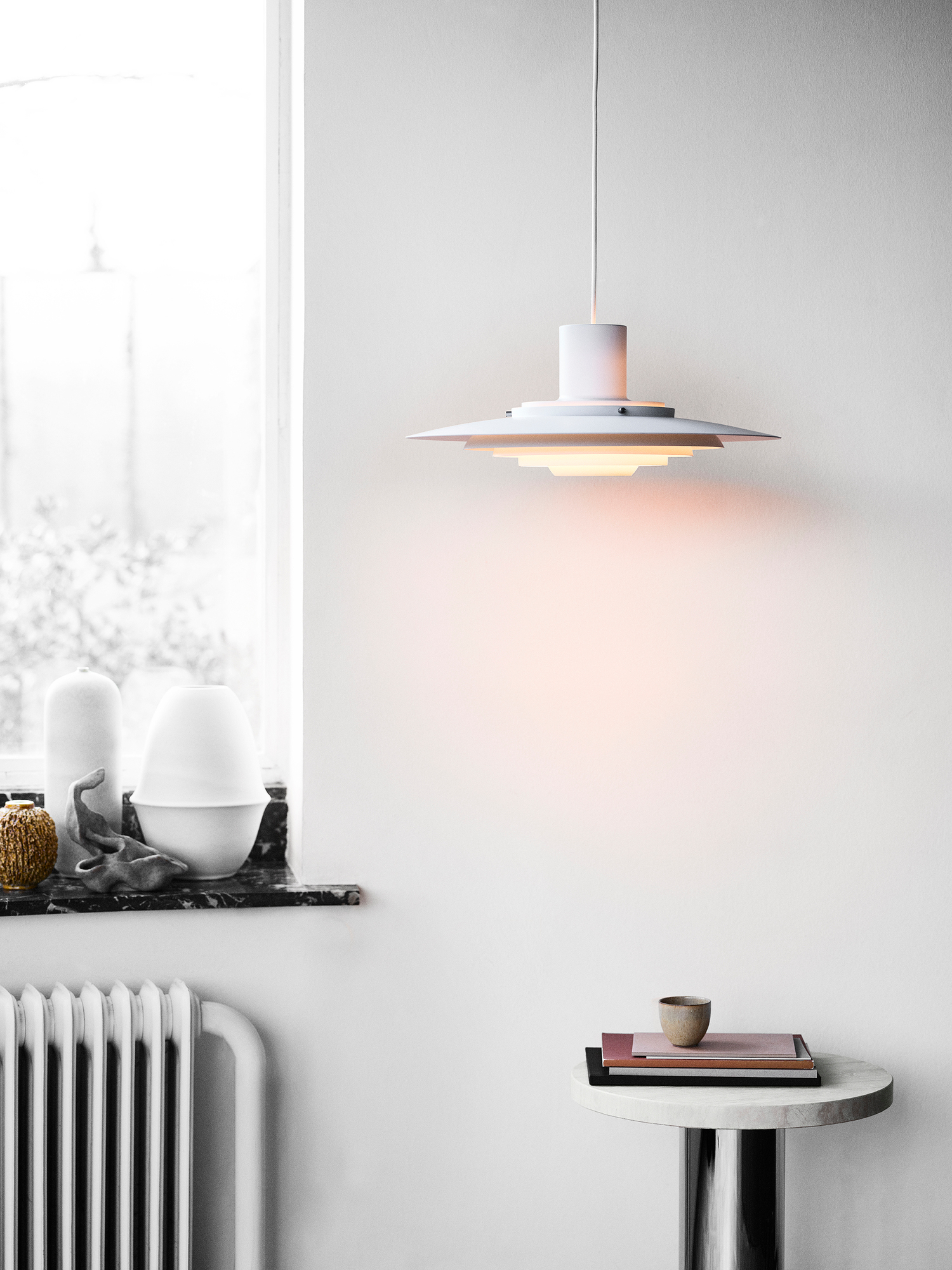 Weiße P376 Pendelleuchte von AndTradition, mehrschichtiger Lampenschirm, modernes Design für Wohnzimmer und Esszimmer.