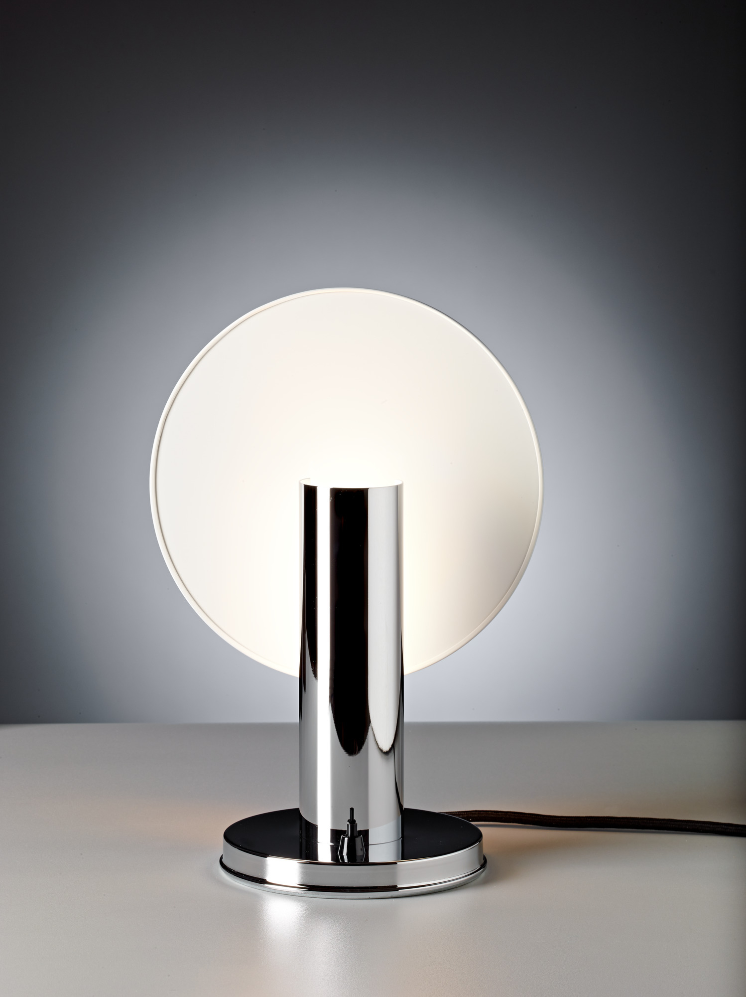 Tecnolumen DS 36 Nachttischleuchte: Chromfarbene Lampe mit rundem, weißem Lampenschirm für Schlafzimmer und Nachttisch.