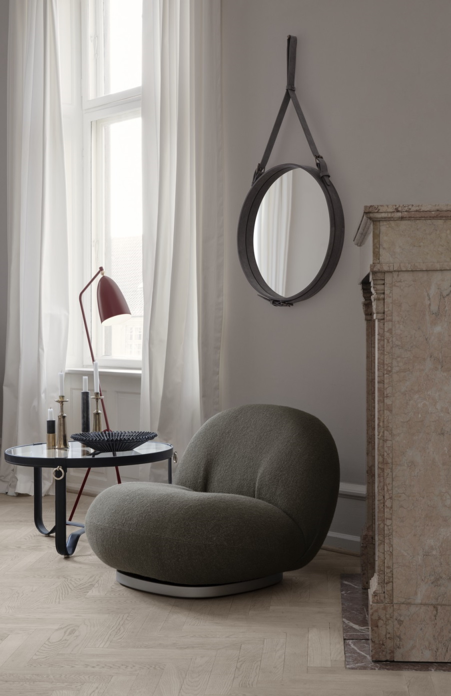 Detailaufnahme: Adnet Coffee Table Couchtisch Gubi neben Sessel, Lampe und Spiegel in stilvollem Wohnzimmer.