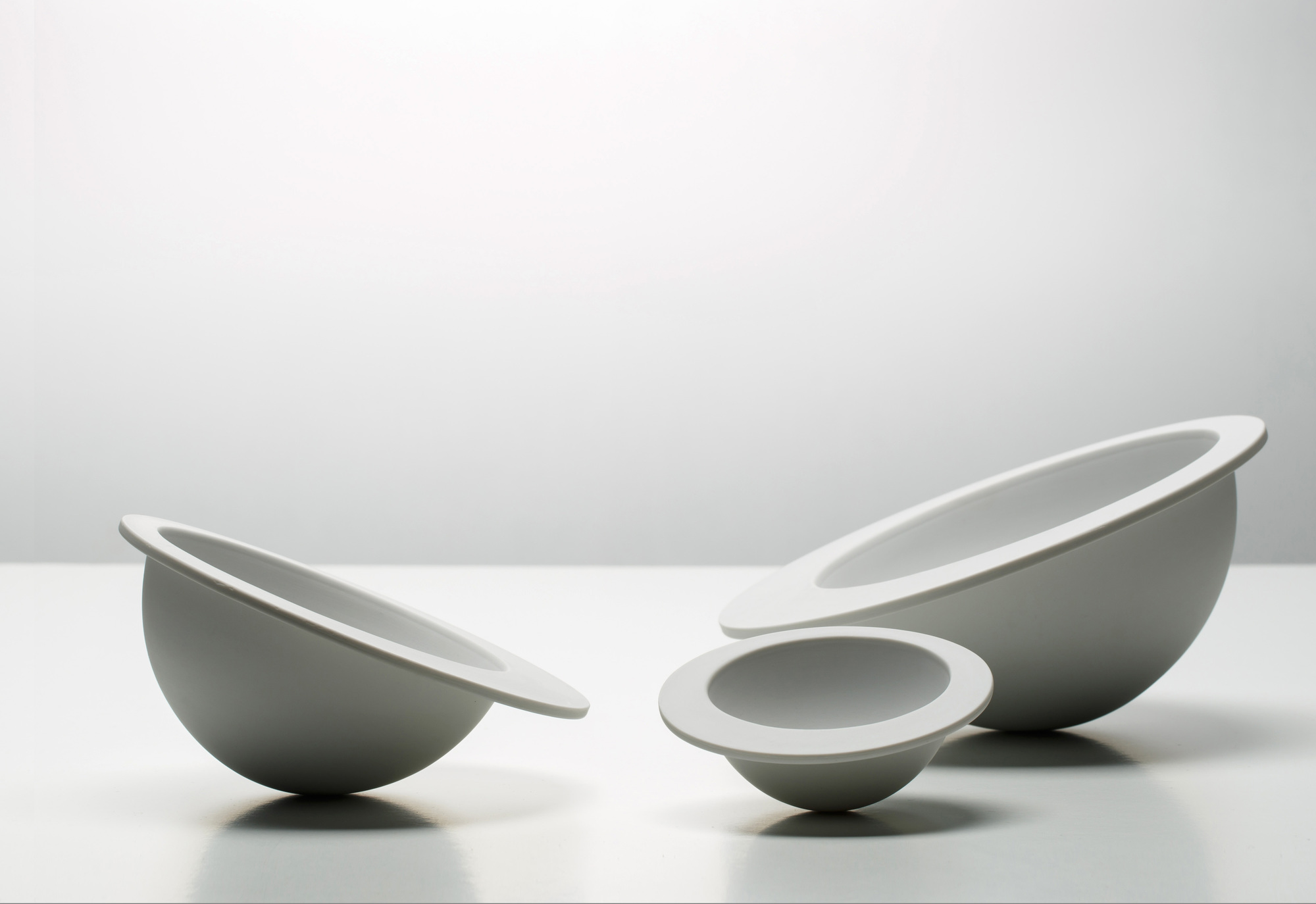Drei weiße Pivot Schalen in verschiedenen Größen, moderne Deko Schale Favius 16 cm.