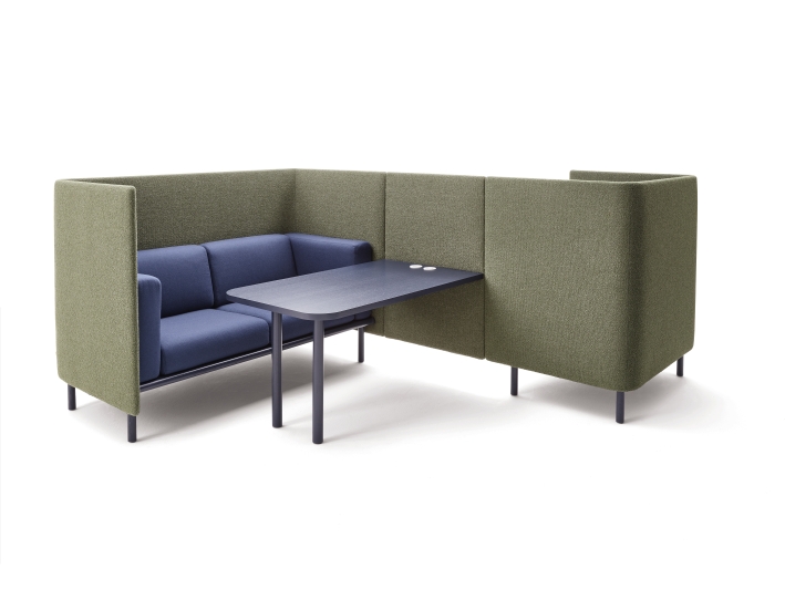 Floater Sofa von Cor, 3-Sitzer in Blau mit grünen Akustikwänden und integriertem Tisch.