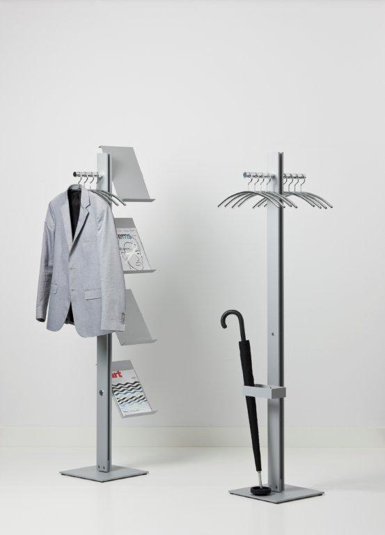 Standfree B Garderobenständer: Moderner Garderobenständer mit Prospektablagen, grau, mit Jacke, Schirm und Zeitschriften.