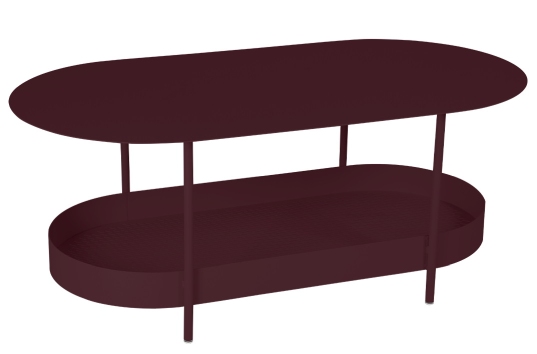 Ovaler, bordeauxroter Salsa Outdoor Tisch von Fermob mit Ablage, ideal für Garten und Terrasse.