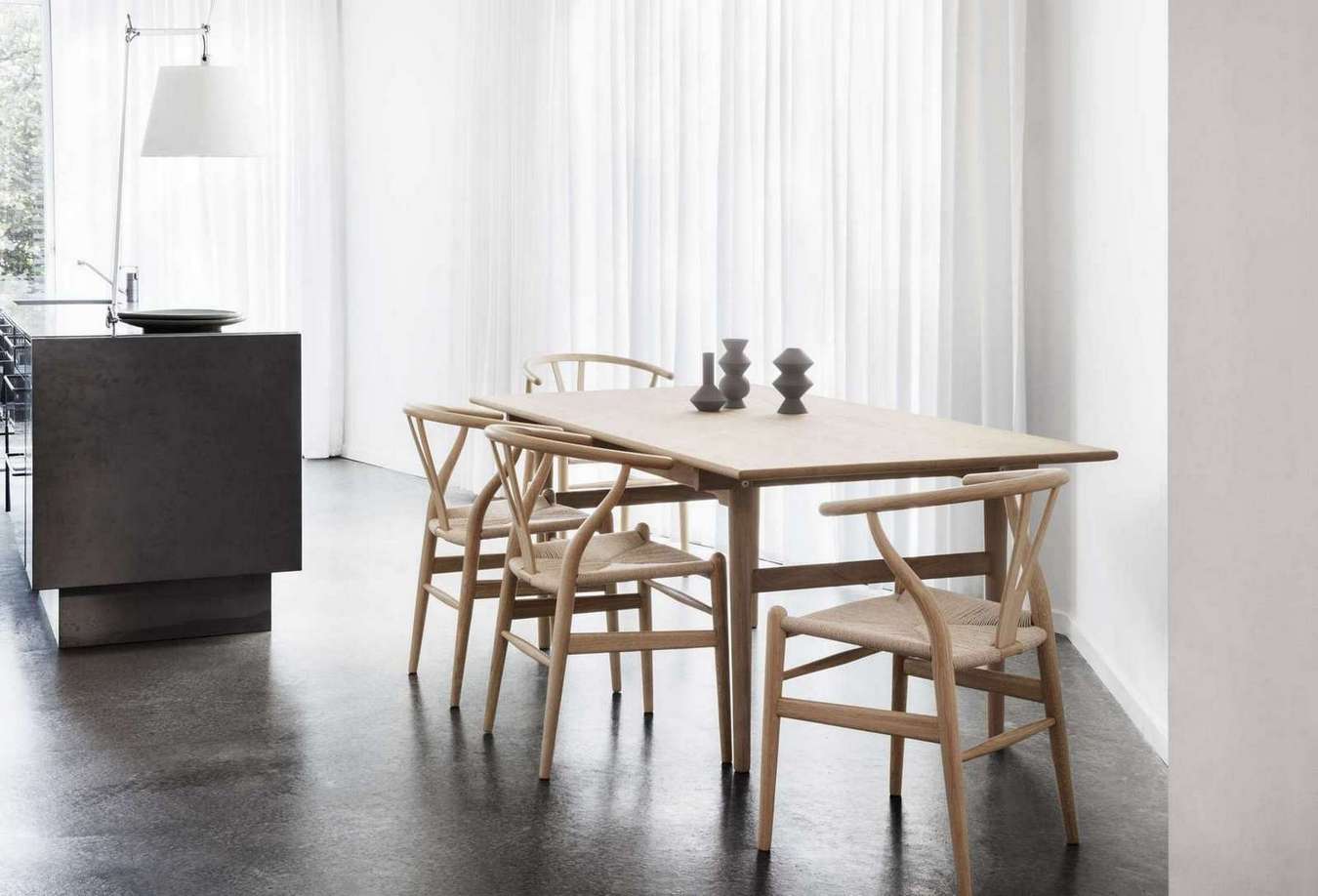 CH327 Tisch von Carl Hansen & Søn mit Holzstühlen in heller, minimalistischer Esszimmer-Szene.