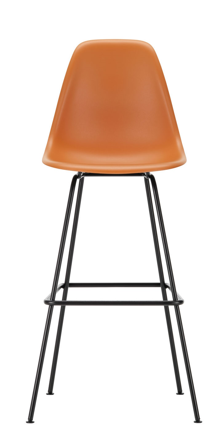 Eames Barhocker von Vitra, hohe Ausführung mit orangefarbener Sitzschale und schwarzem Metallgestell.