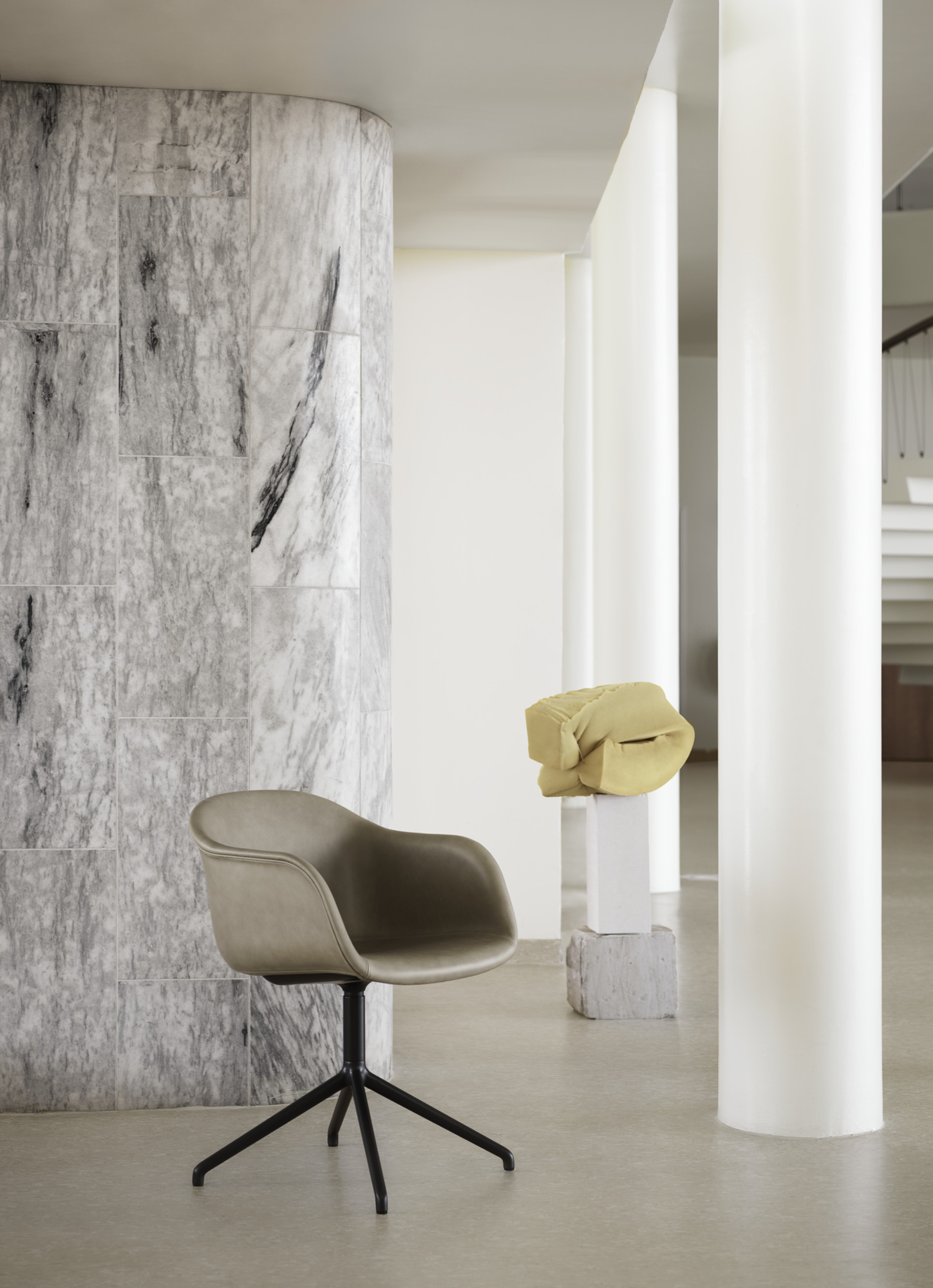Muuto Fiber Armchair mit Drehgestell in Grau, moderner Design Stuhl für Wohnen und Büro.