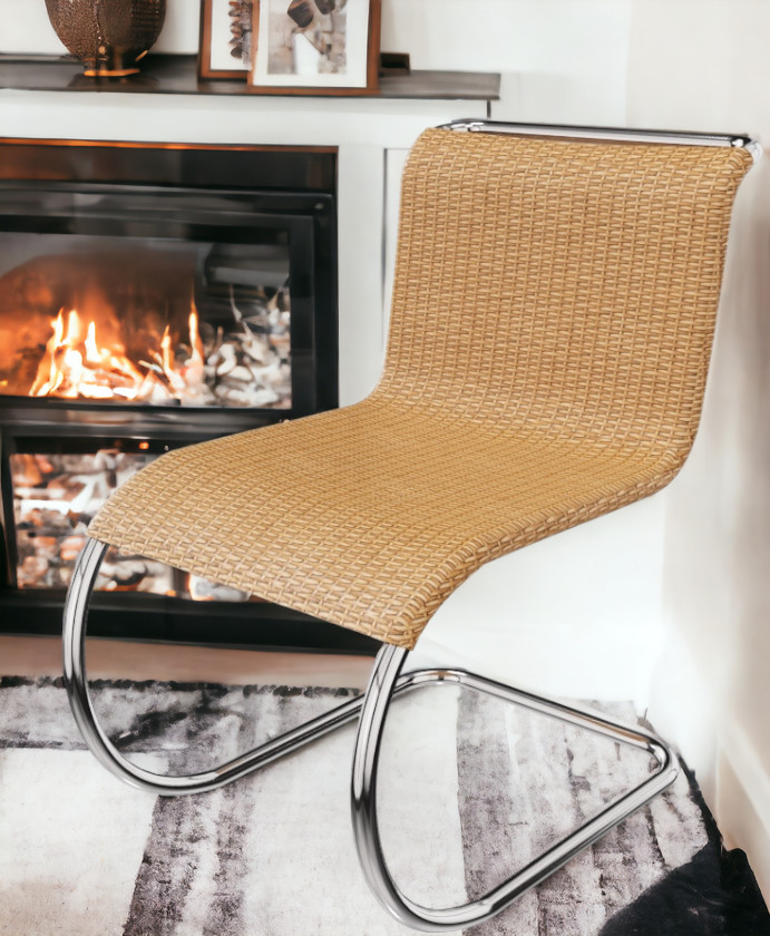 MR Stuhl ohne Armlehnen, Rattan, Knoll International Design, vor Kamin. Moderner Freischwinger Stuhl.