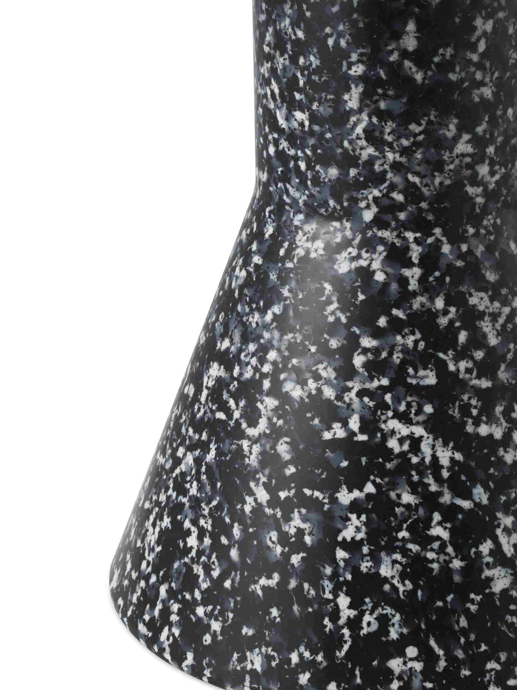 Detailaufnahme des Bit Stool Cone Hocker von Normann Copenhagen in Schwarz-Weiß-Marmoroptik. Moderner Design Hocker.
