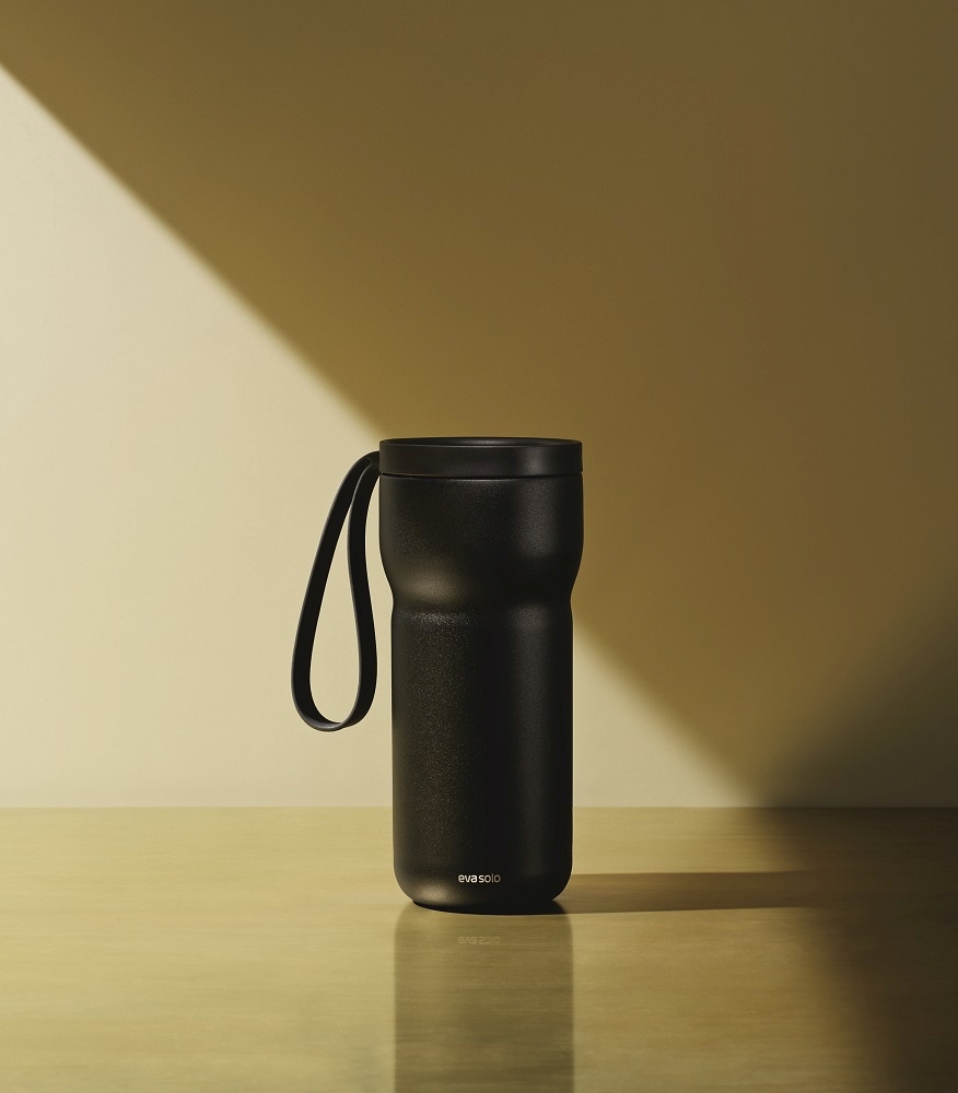 Schwarzer Eva Solo Thermo-Teebecher mit Trageschlaufe und Teefilter für unterwegs.