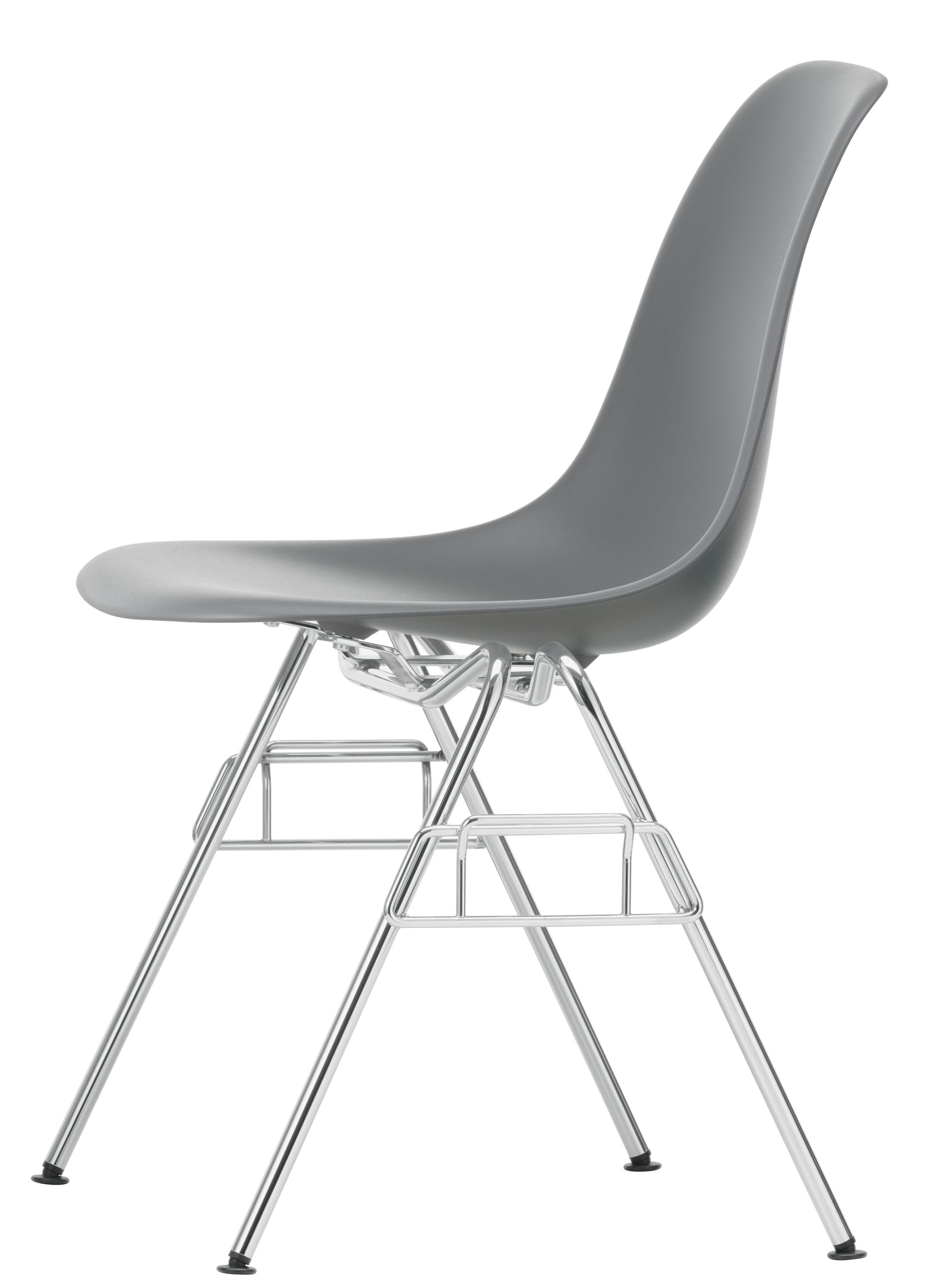 Grauer Eames Plastic Side Chair DSS Stuhl von Vitra mit verchromtem Stahlgestell, Seitenansicht.