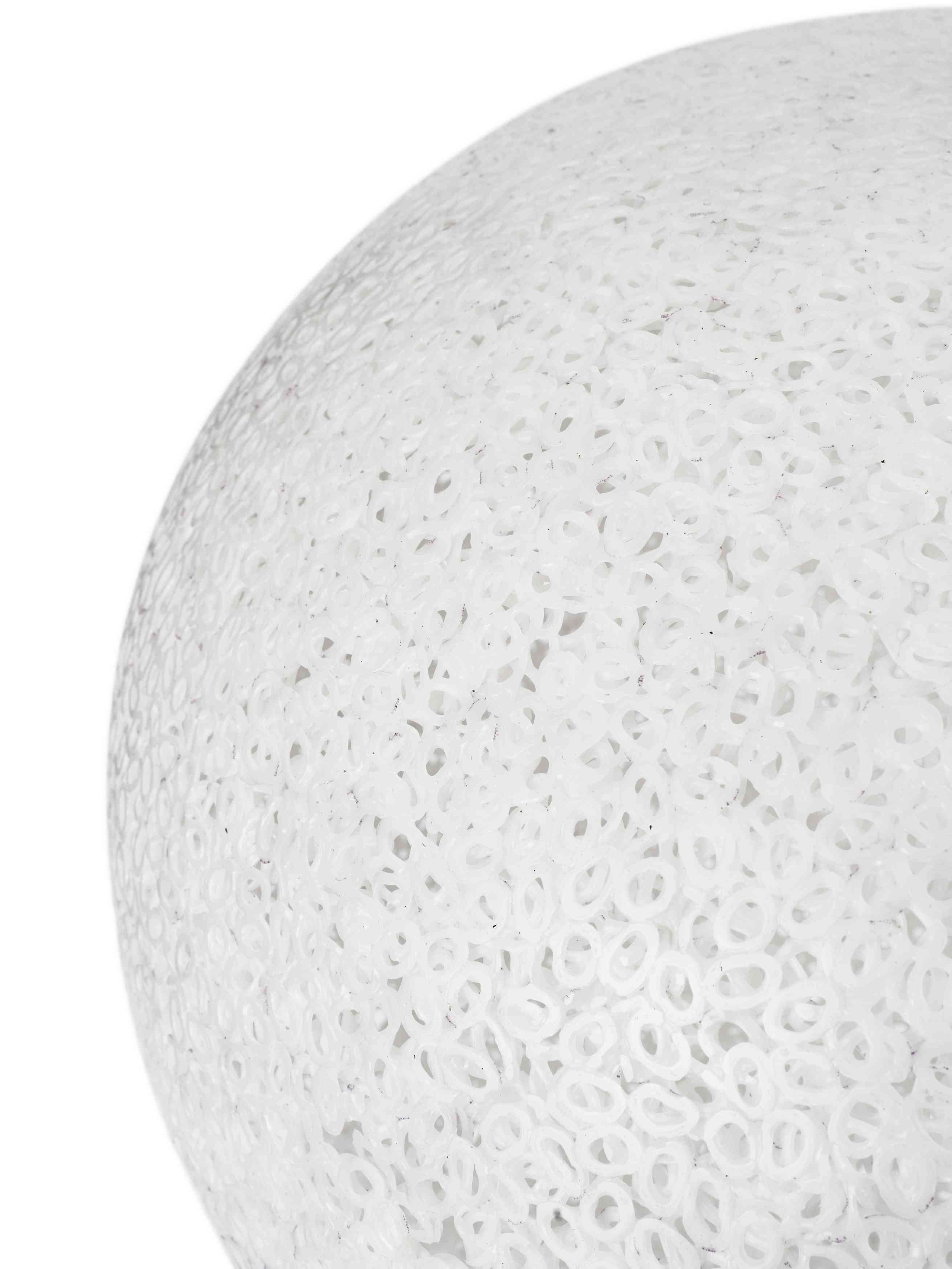 Detailaufnahme der weißen Act Lamp Pendelleuchte von Normann Copenhagen mit einzigartiger Oberflächenstruktur.