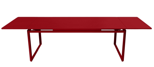 Roter Biarritz Tisch von Fermob, ausziehbar, für den Garten oder die Terrasse.