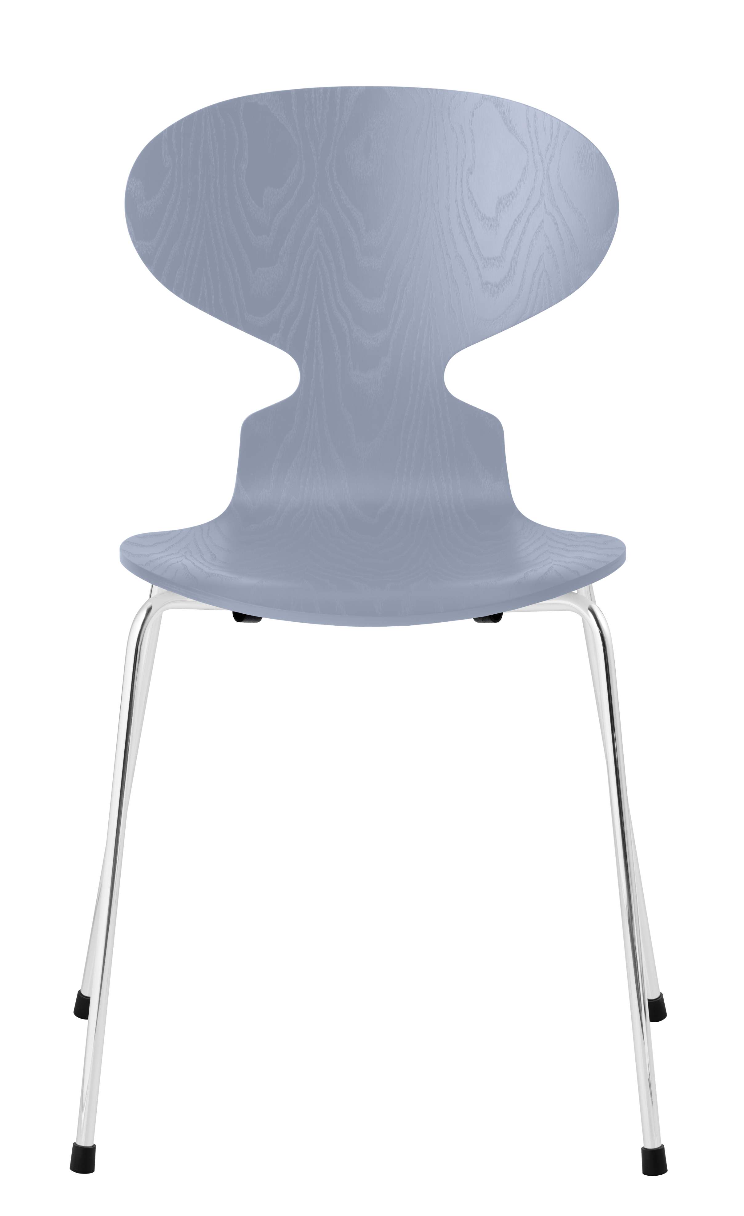 Fritz Hansen Ameise Stuhl mit vierbeinigen Chromgestell und hellblauem Holzfurnier von vorne.