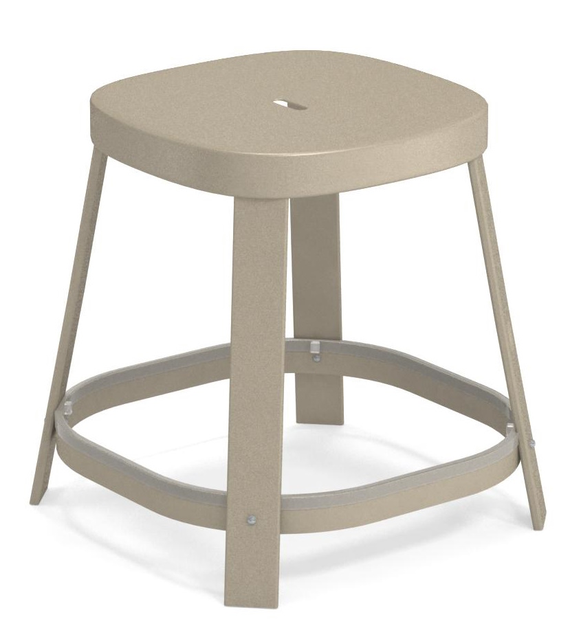 Thor Dining Stool: Niedriger Barhocker für den Außenbereich von Emu, beige, quadratische Sitzfläche.