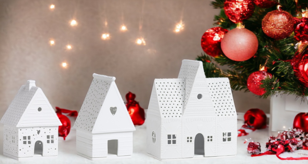 Zuhause Lichthaus 3er Set von Räder, weiße Deko Häuser vor Weihnachtsbaum mit roten Kugeln.