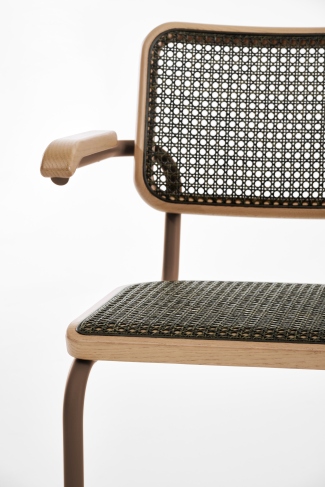 Detailaufnahme des Thonet S 64 V Freischwinger Stuhls mit Stahlrohrgestell, Holzrahmen und Wiener Geflecht.