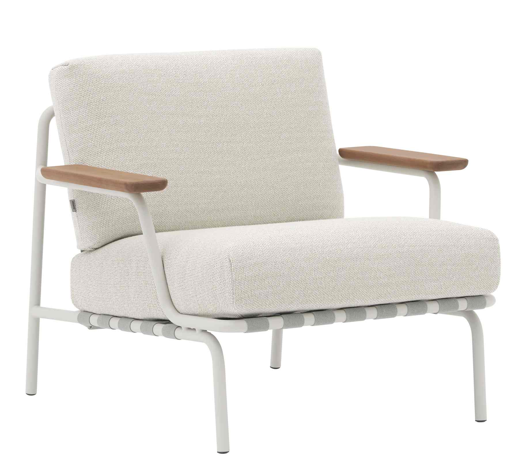 Muuto Settle Lounge Chair Sessel für den Außenbereich, mit weißem Stoffbezug und Holzarmlehnen.