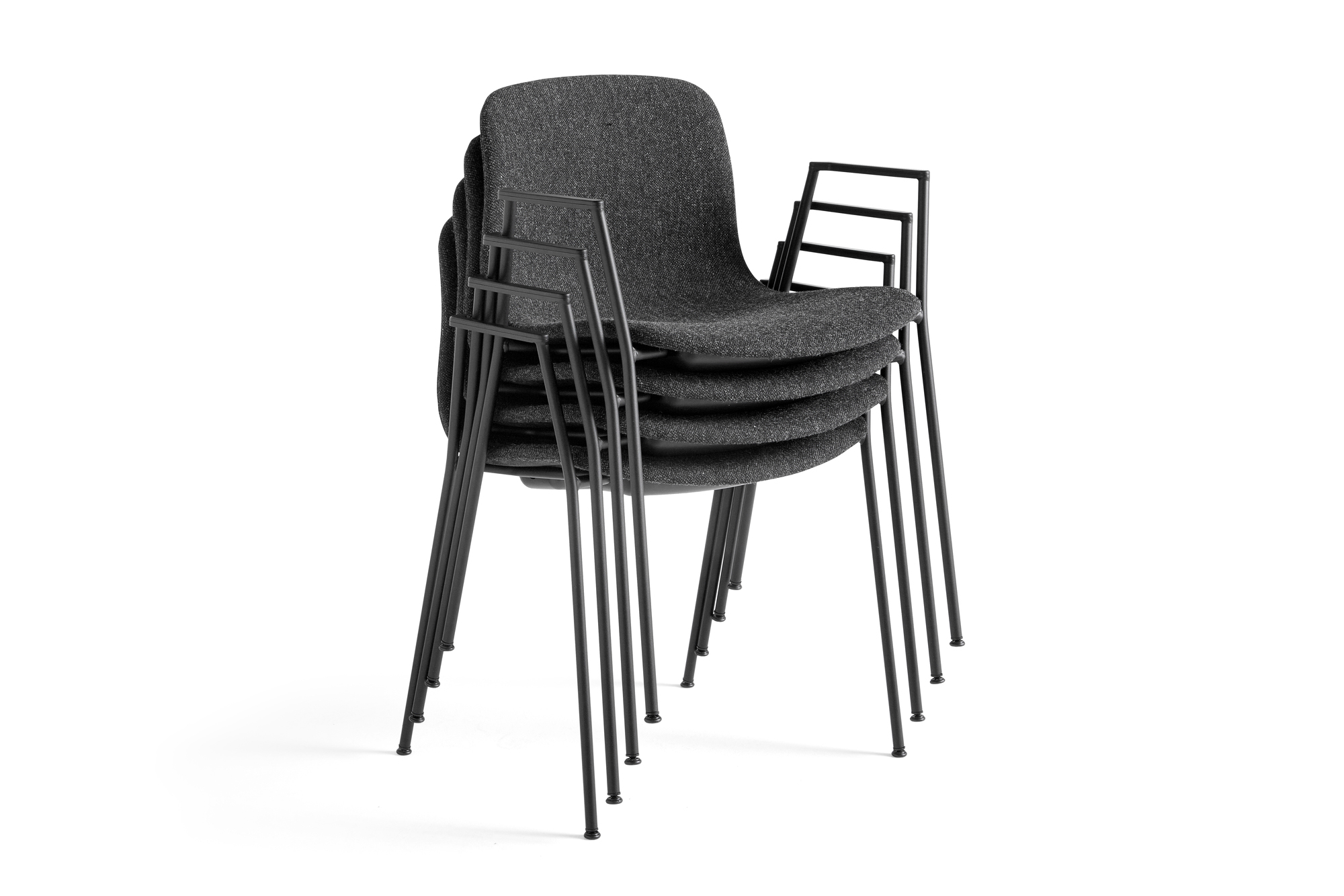 Stapel von vier grauen About a Chair AAC19 Stühlen mit schwarzem Gestell.