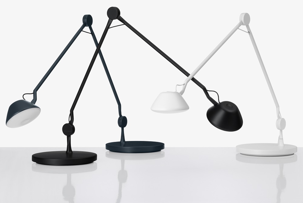 Drei AQ01 Tischleuchten von Fritz Hansen in Schwarz, Weiß und Dunkelblau. Designleuchten.