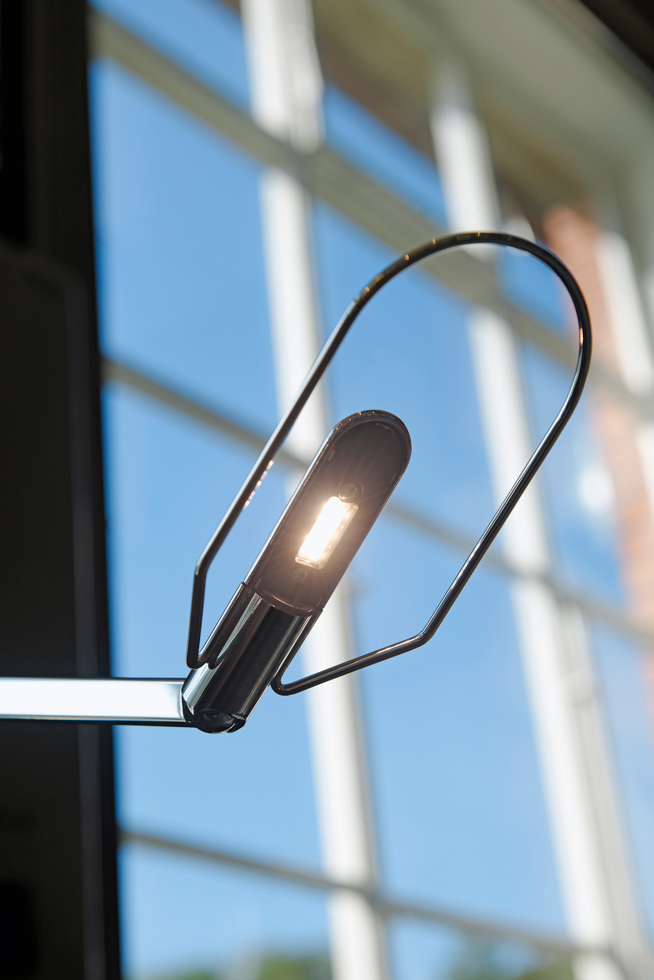 Nahaufnahme der Belux Lifto LED Tischleuchte, dimmbar, mit modernem Design.