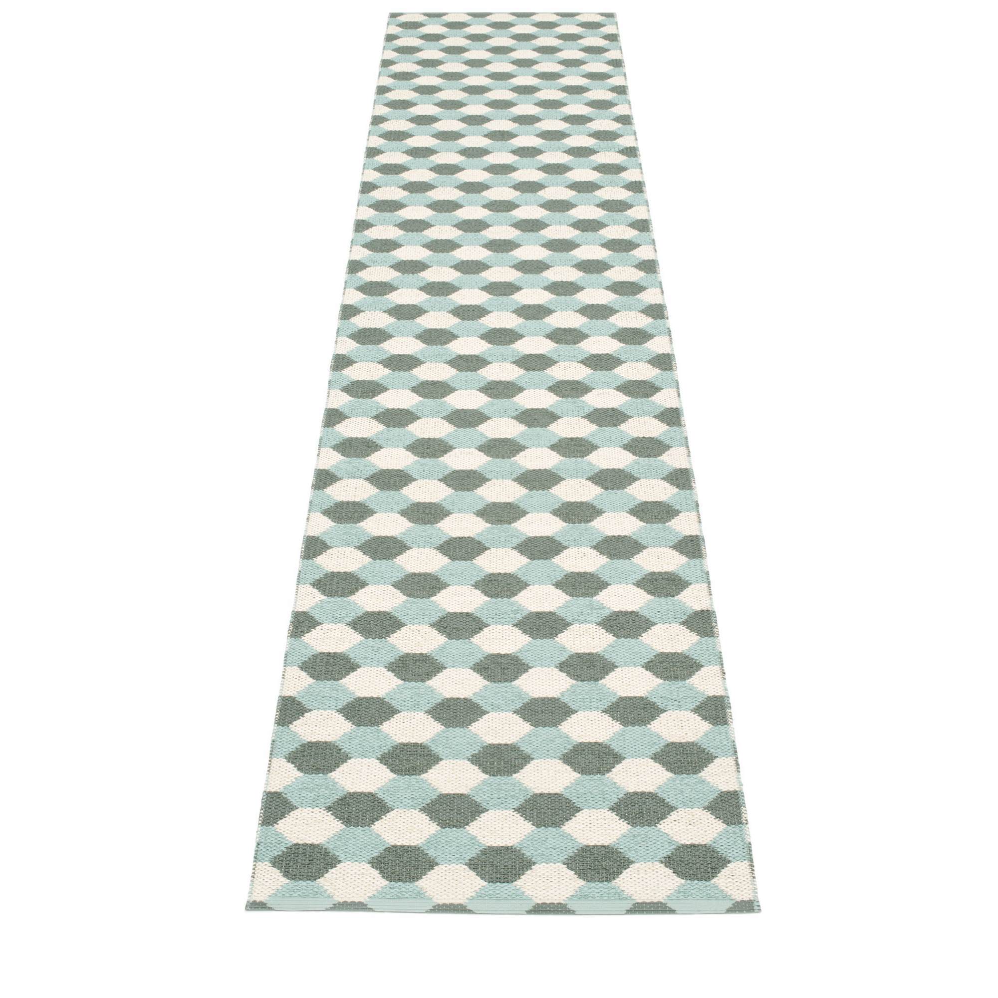 Pappelina Dana Kunststoffteppich in 70x335 cm mit geometrischem Muster in Grün, Weiß und Türkis.