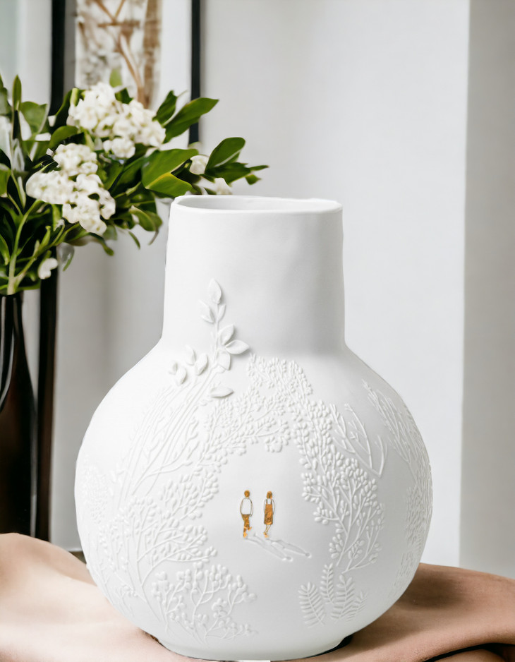 Weiße BG dankbar Vase "Parkspaziergang Räder" mit filigranem Relief eines Parks und zwei goldenen Figuren.