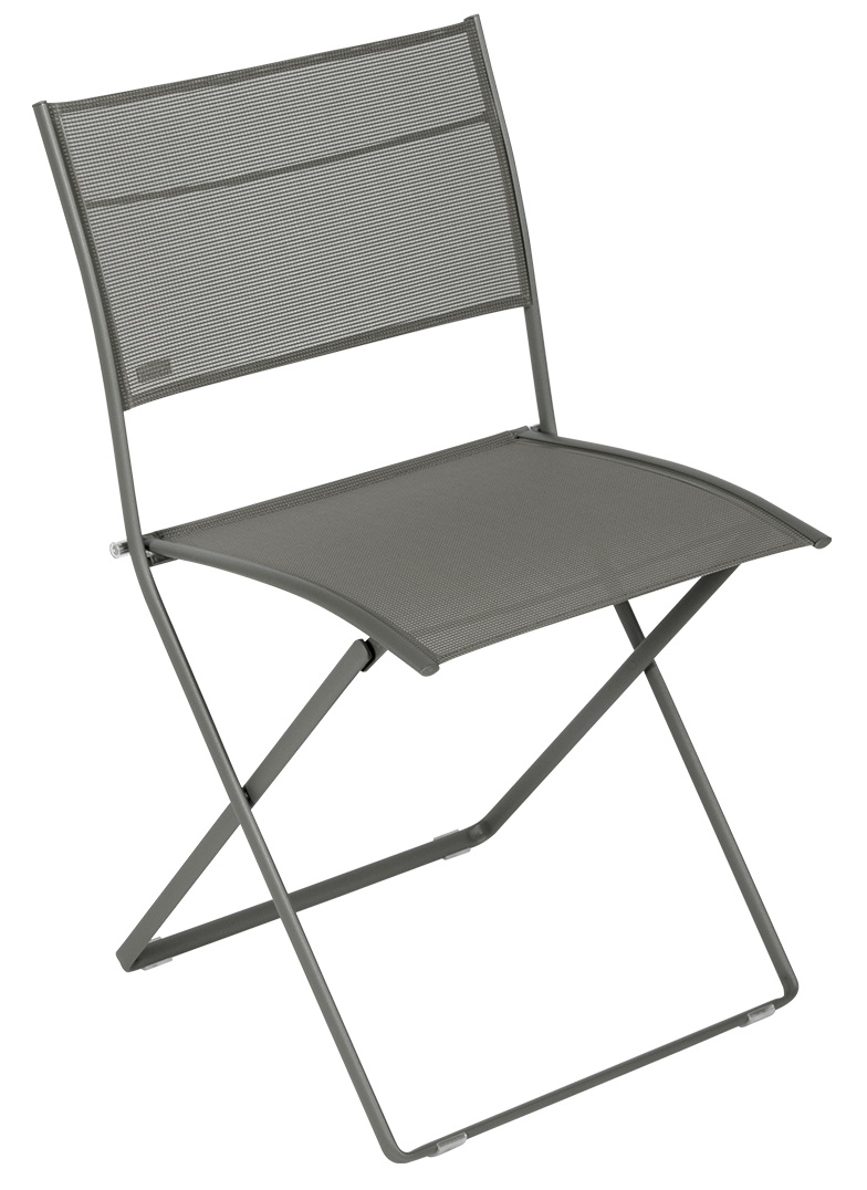 Grauer Fermob Plein Air Stuhl für den Außenbereich, minimalistisches Design mit feinem Stahlgeflecht.