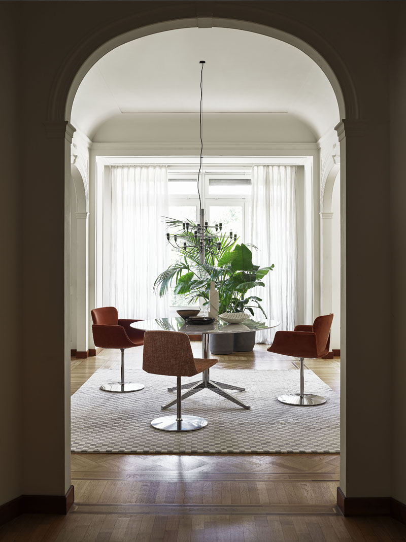 Esszimmer mit KN06 Stühlen von Knoll International und rundem Tisch, modernes Design.
