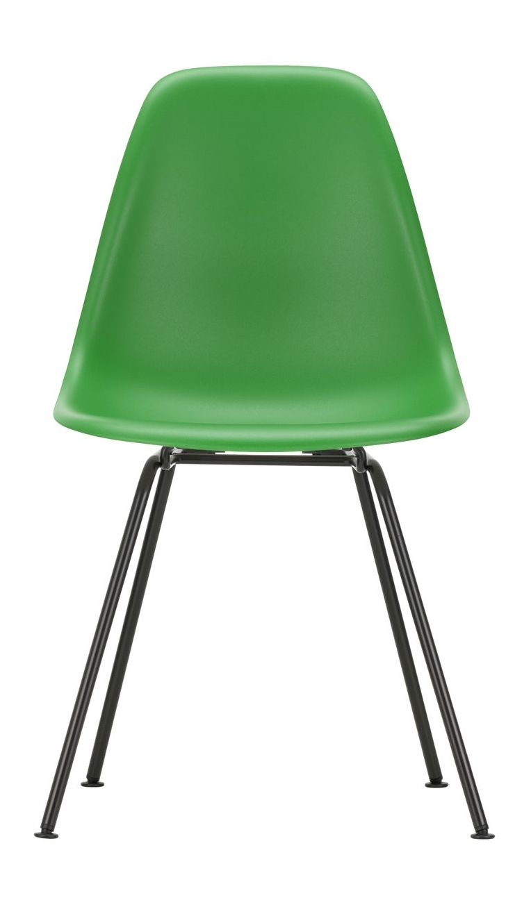 Grüner Eames Plastic Side Chair DSX Stuhl von Vitra mit verchromtem Gestell, Frontansicht.