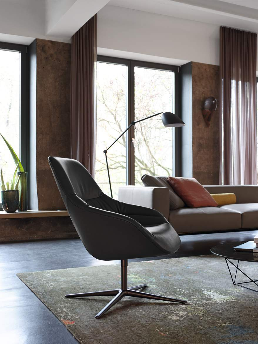 Jaan Living Walter Knoll Sessel in grau, modernes Wohnzimmer mit Sofa und Teppich.