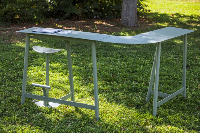 Bolder hoher Hocker von Fermob, ideal für den Outdoor-Bereich, mit passendem Stehtisch.