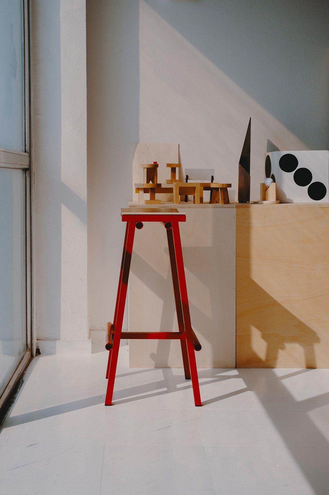 Roter Taburete Barhocker von Hay, minimalistisches Design für Küche oder Bar, modernes Möbelstück.