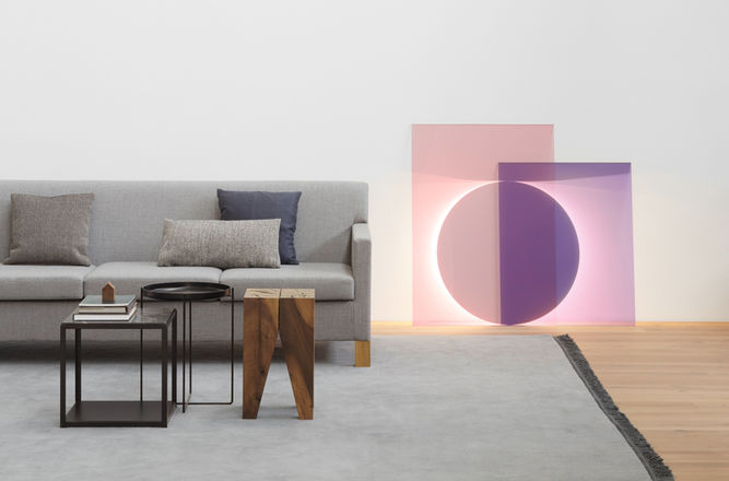 FK12 Fortyforty Beistelltisch von e15 mit tiefschwarzem Gestell im modernen Wohnzimmer.