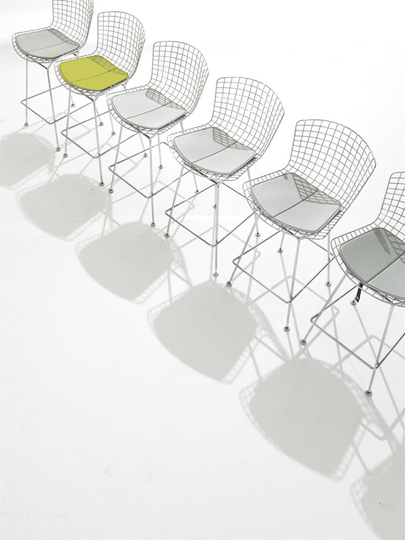 Reihe von Bertoia Barhockern von Knoll International mit Drahtgestell und Sitzkissen in verschiedenen Farben.