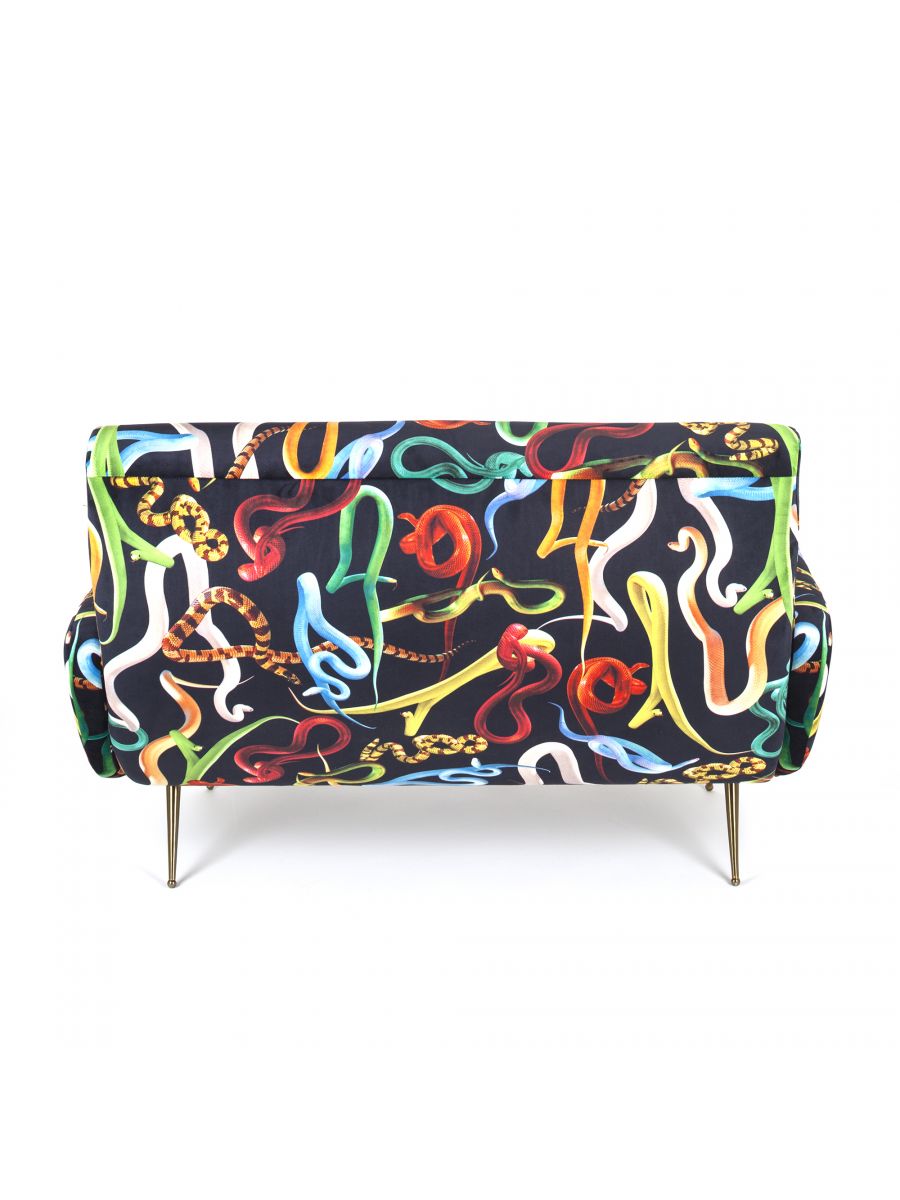Toiletpaper 2-Sitzer-Sofa Snakes Seletti mit Schlangenmuster auf dunklem Hintergrund und goldenen Füßen, modernes Design Sofa.