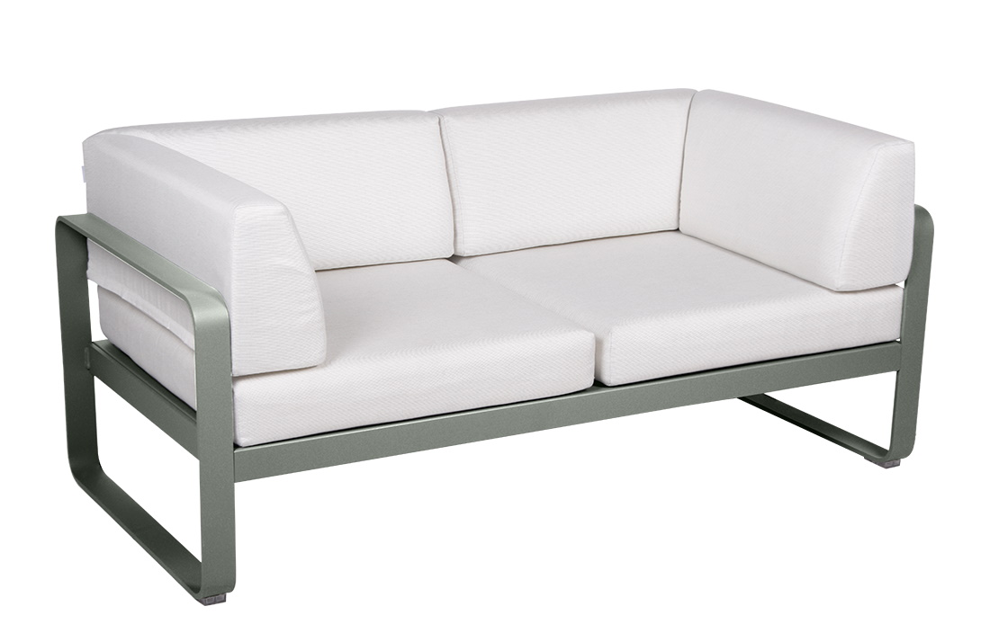 Bellevie 2-Sitzer Outdoor Sofa von Fermob mit weißer Polsterung und grauem Aluminiumrahmen.