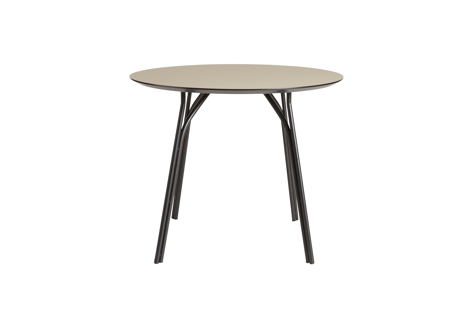 Tree Esstisch von Woud: Runder Tisch mit beiger Tischplatte und schwarzen Metallbeinen, isoliert auf Weiß.