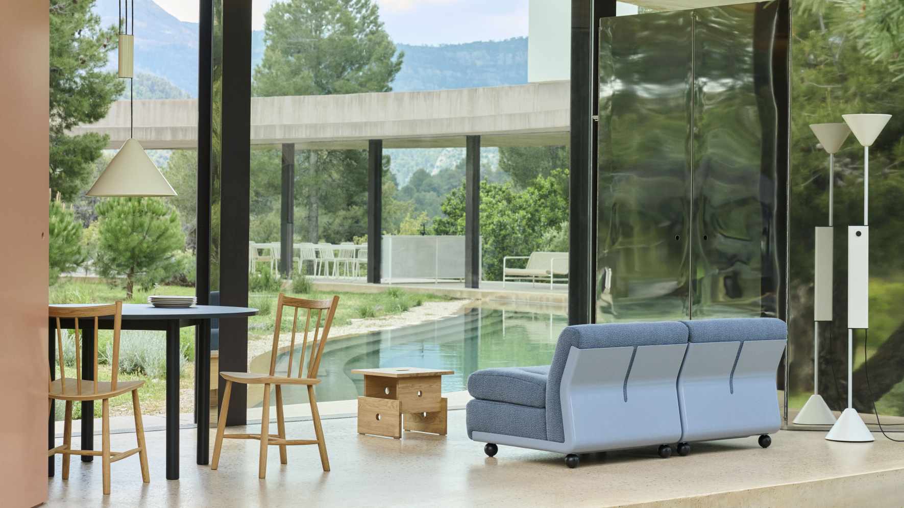 Heller Raum mit Hay Annex Table Round Esstisch, Stühlen, Sofa und Blick auf Pool.