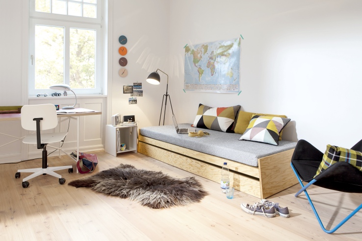 Lönneberga Stapelbett aus Eiche von Richard Lampert im modern eingerichteten Jugendzimmer.