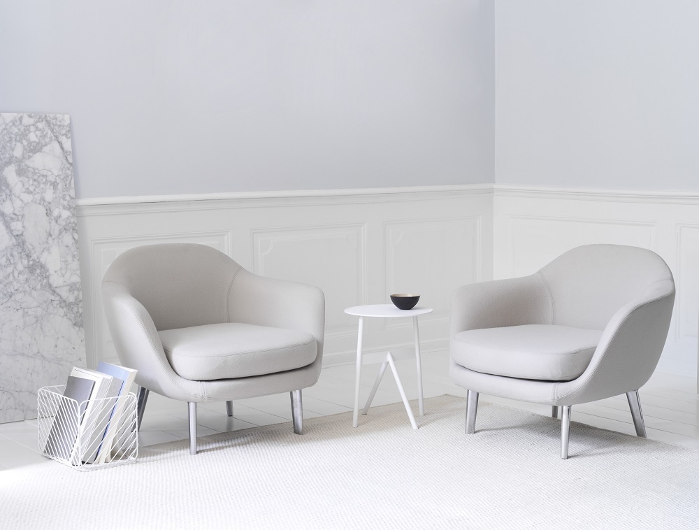 Zwei graue Sum Lounge Armchair Sessel von Normann Copenhagen in einem hellen Wohnzimmer.