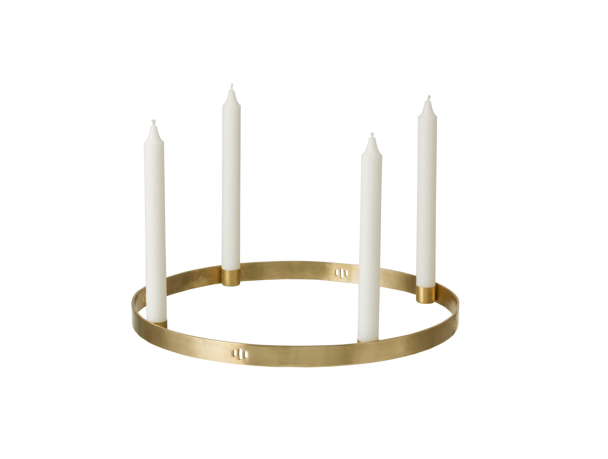 Messingfarbener, runder Kerzenhalter mit vier weißen Kerzen. Ferm Living Circle Kerzenständer für Stabkerzen.