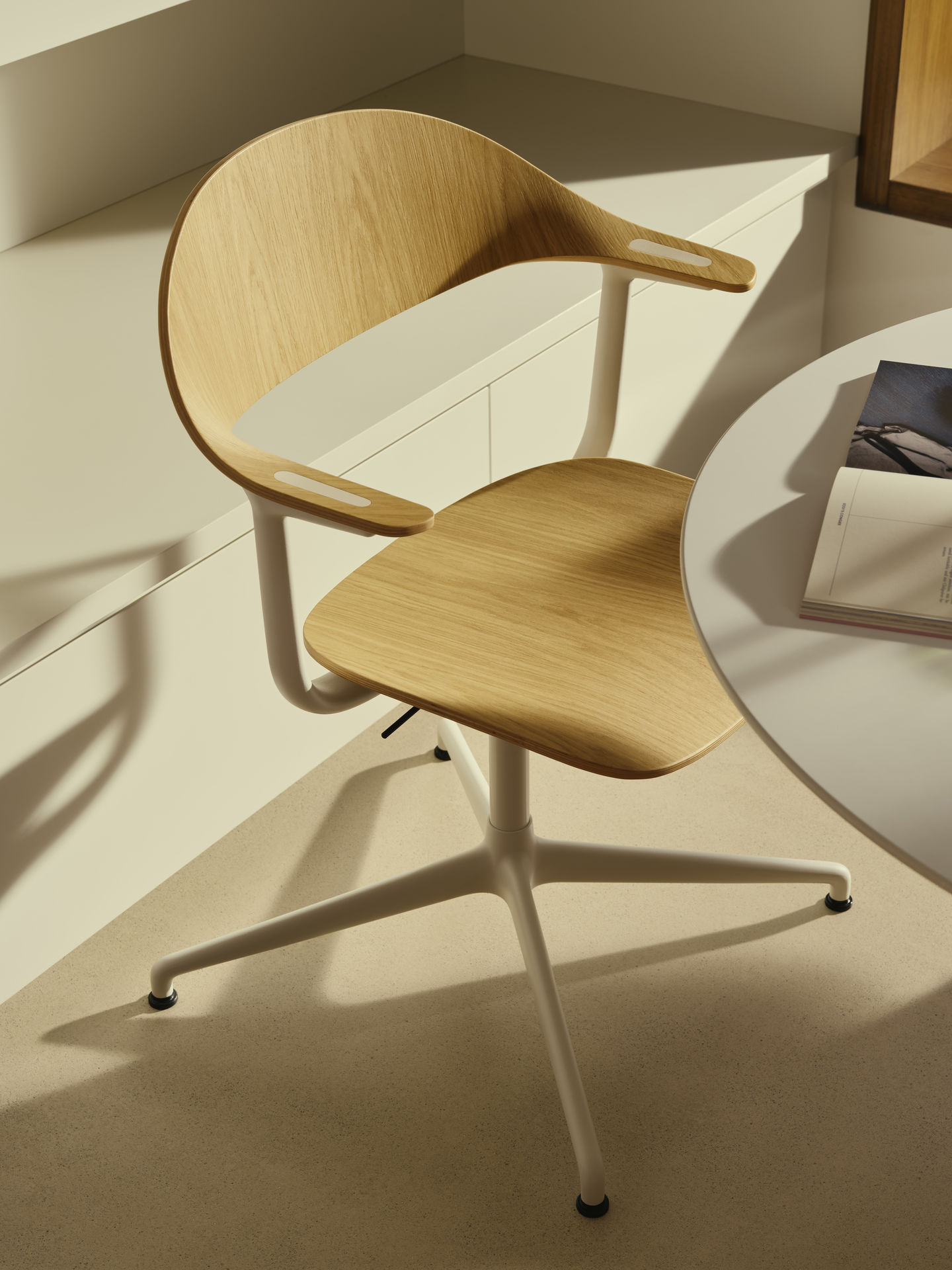 Mynt Bürodrehstuhl von Vitra mit hellem Holzfurnier und weißem Gestell, ergonomischer Bürostuhl für modernes Arbeiten.