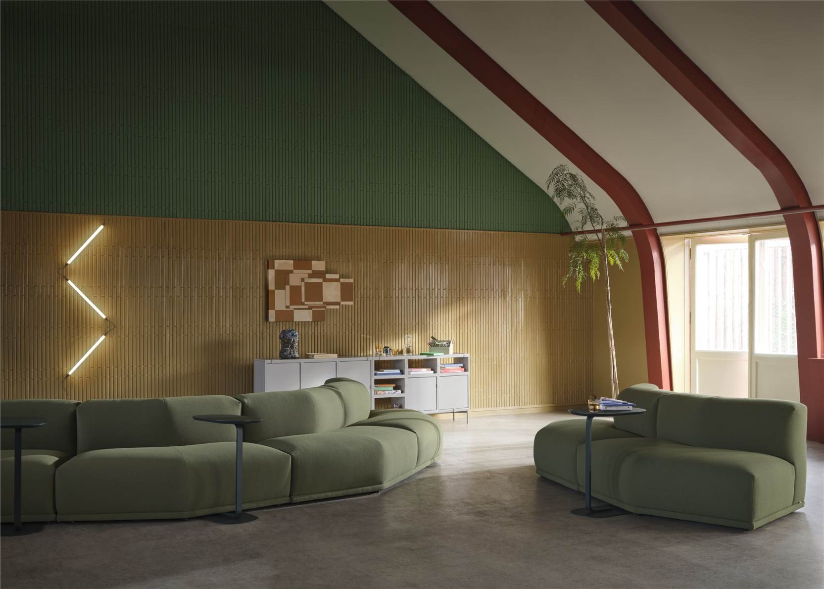 Wohnzimmer mit Fine Wall Wandleuchte von Muuto, die an der Wand befestigt ist.