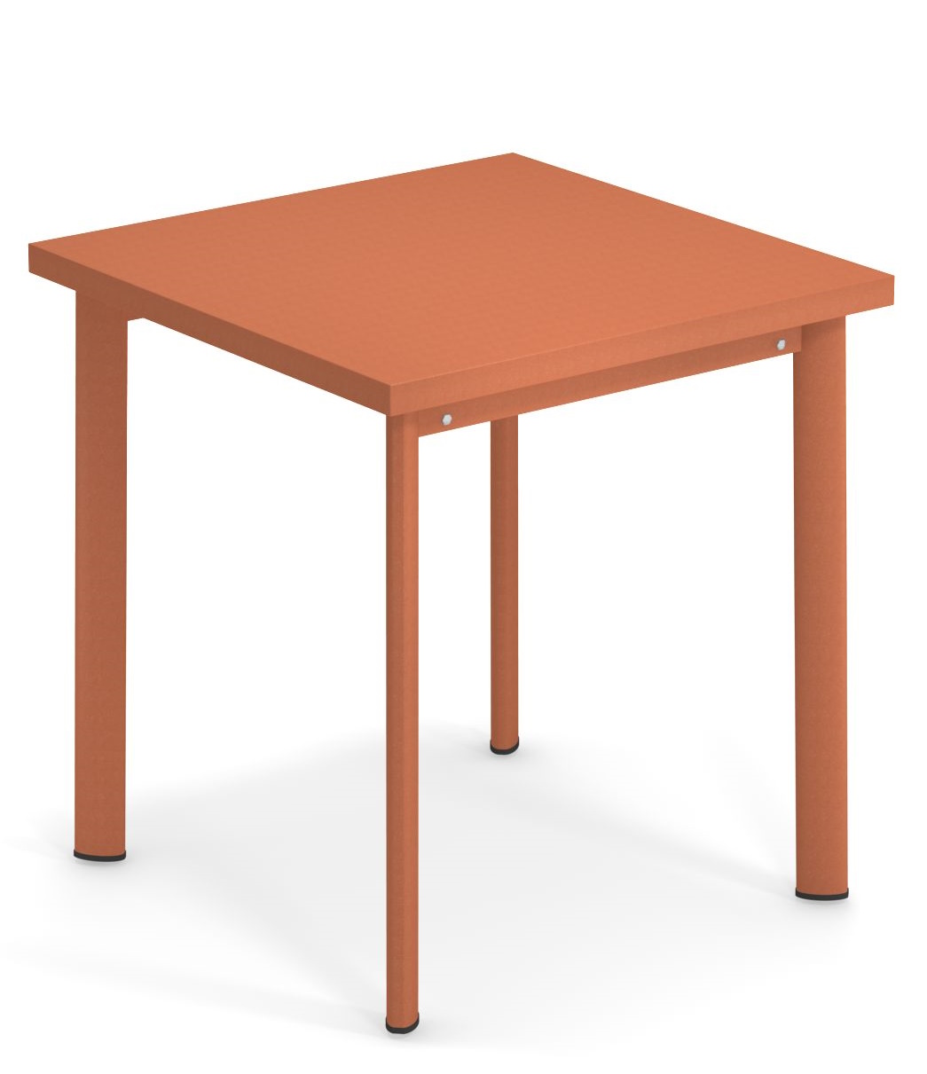 Quadratischer, orangefarbener Star Tisch von Emu für den Außenbereich, ideal für Garten, Terrasse oder Balkon.