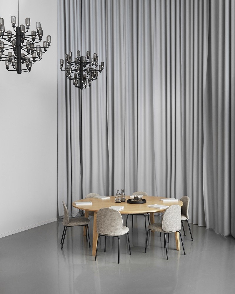 Innenaufnahme: Runder Esstisch mit sechs Ace Chair Stühlen von Normann Copenhagen, gepolstert in Grau.
